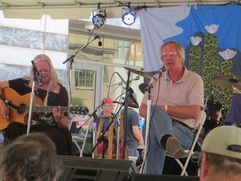 Teal and Joyce folk singers