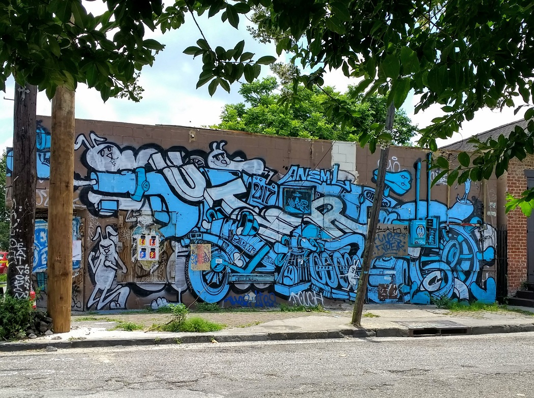 Discovering street murals on my New Orleans “trolley tour” Wandering Lady