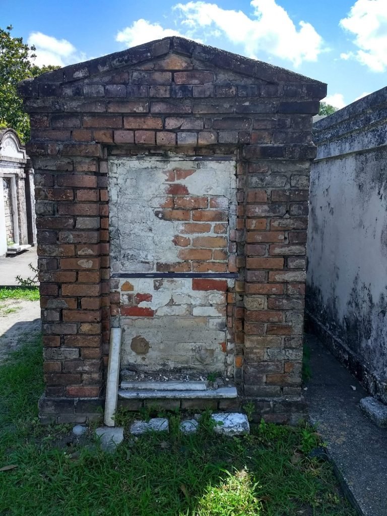 unmarked tomb Lafayette Cemetery